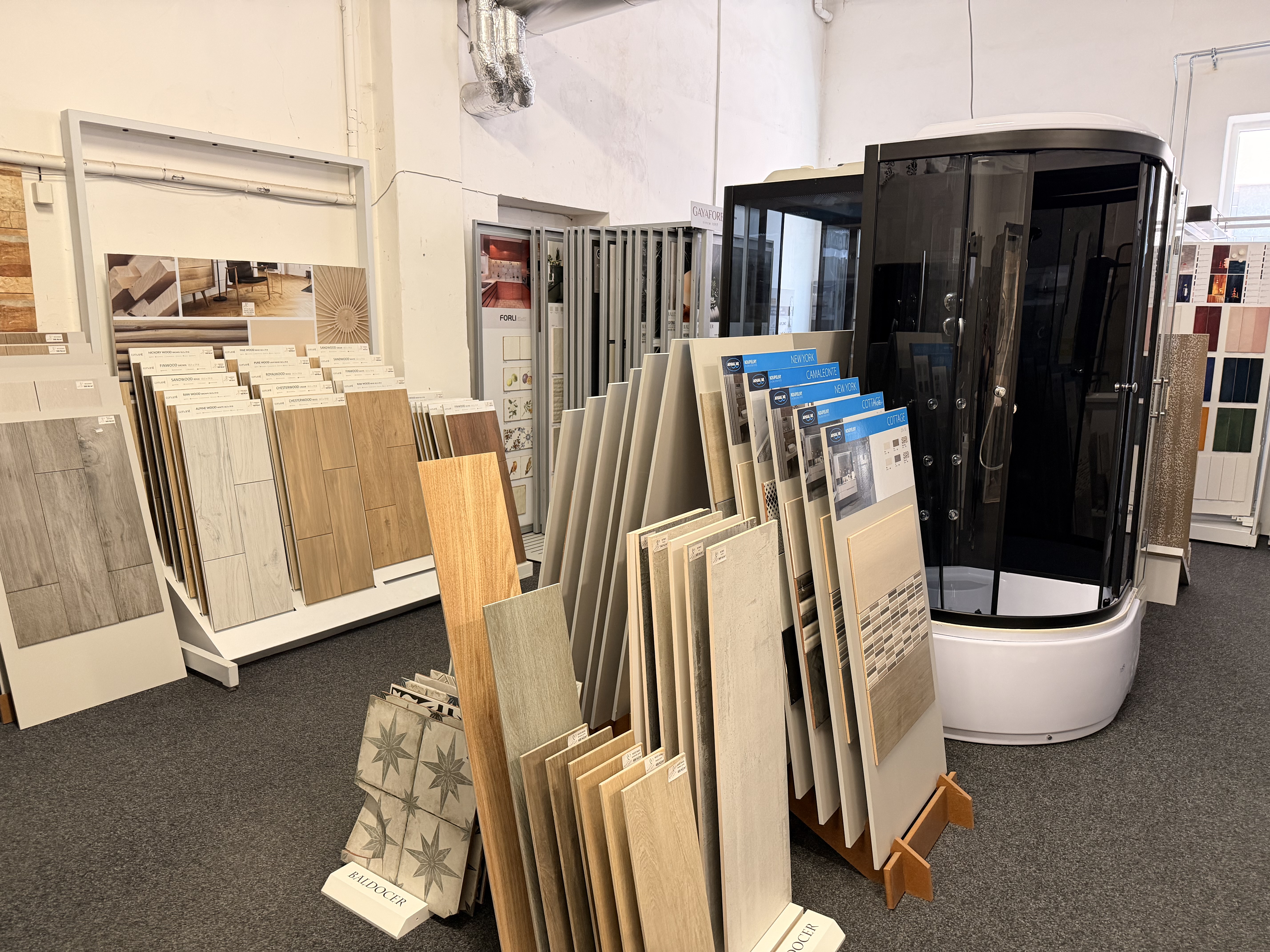 Detail showroomu Aplomo koupelny